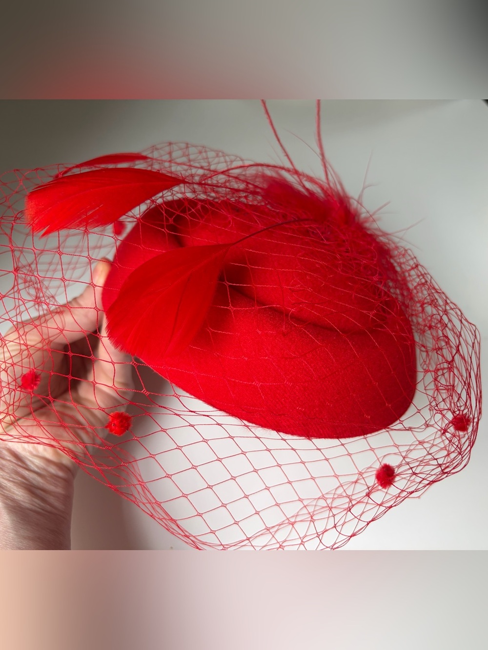 ❤️ Stunning red fascinator / headband with feather and veil ❤️